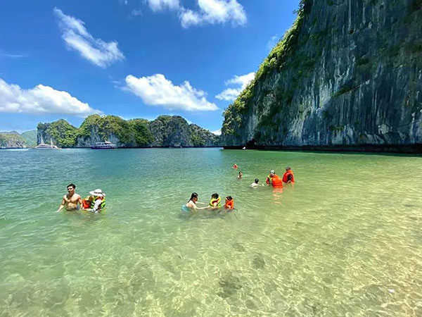 What to Expect from a Halong Bay & Lan Ha Bay Transfer in Summer